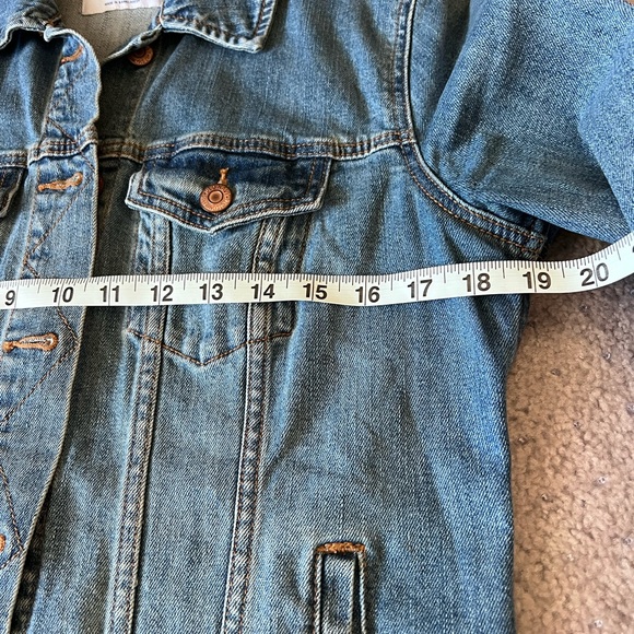 Old Navy distressed denim jean jacket size medium - Picture 5 of 5